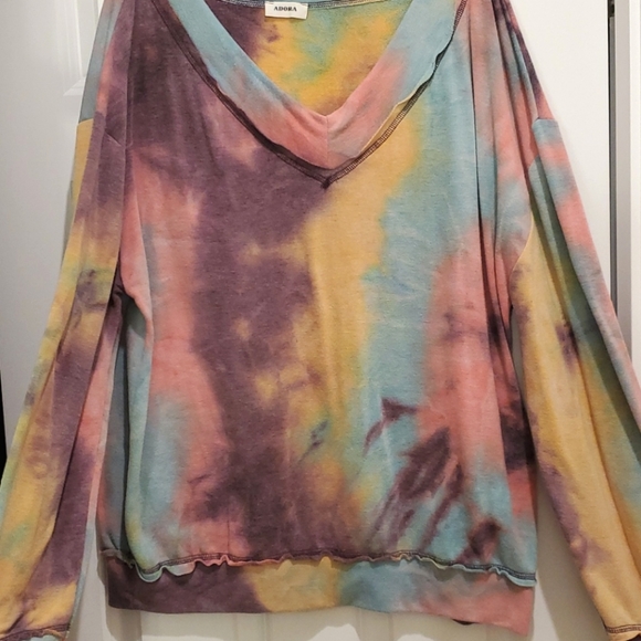 Tops - Tie dye sweatshirt fits like 2x